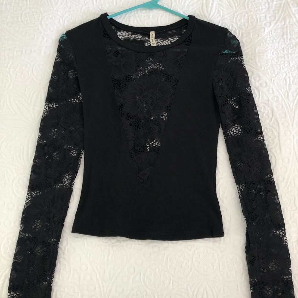 LF long sleeve crop top w/ lace detail Size XS